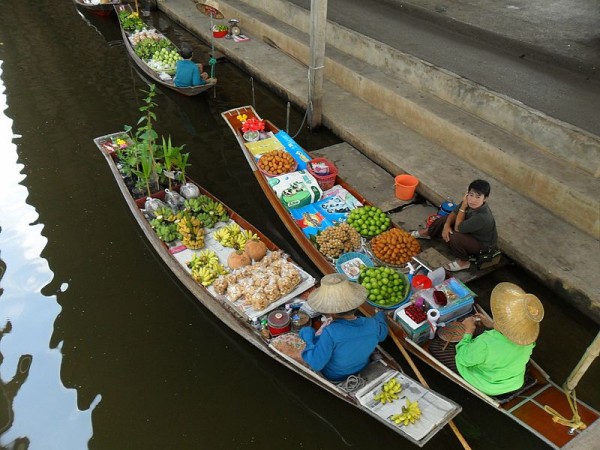 Boats at the Damnoen Saduak Floating Market, Thailand. Photo by Milei.vencel.