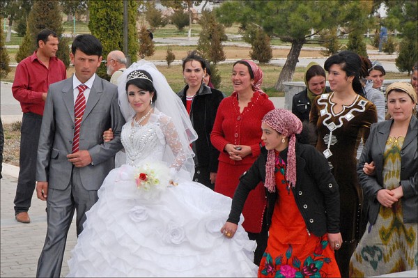 Newlyweds in Uzbekistan. Photo by Dalbera.