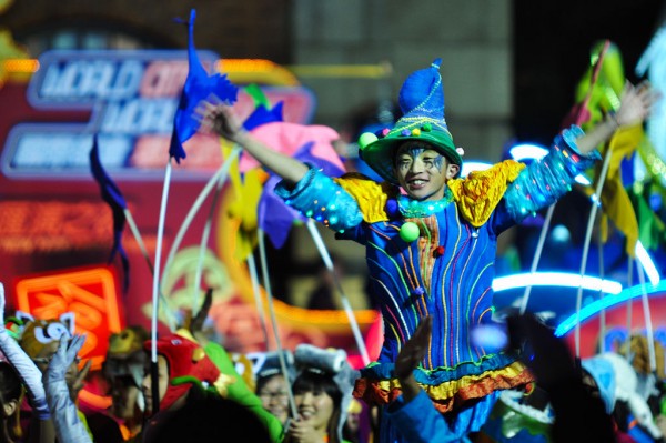 "World City. World Party. (6822307599)" by Michael Elleray from England, United Kingdom - World City. World Party.Uploaded by russavia. Licensed under CC BY 2.0 via Wikimedia Commons - http://commons.wikimedia.org/wiki/File:World_City._World_Party._(6822307599).jpg#mediaviewer/File:World_City._World_Party._(6822307599).jpg